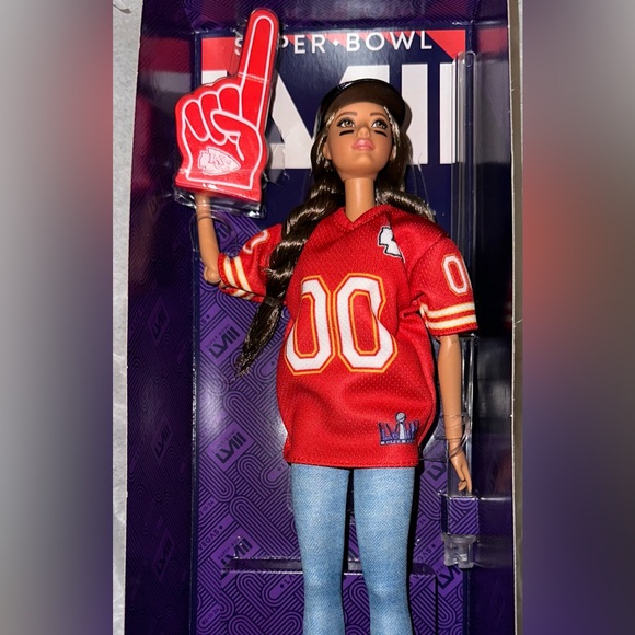 Taylor Swift (1 left) Kansas City chiefs, Super Bowl, Barbie SUPERBOWL - Picture 6 of 12